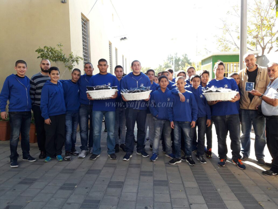 بالصور: طلاب مدرسة اجيال الثانوية يوزعون كتيب تعرييفي بشخصية النبي على المصلين في مساجد يافا